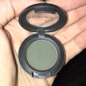 MAC Eyeshadow Femme Noir Veluxe